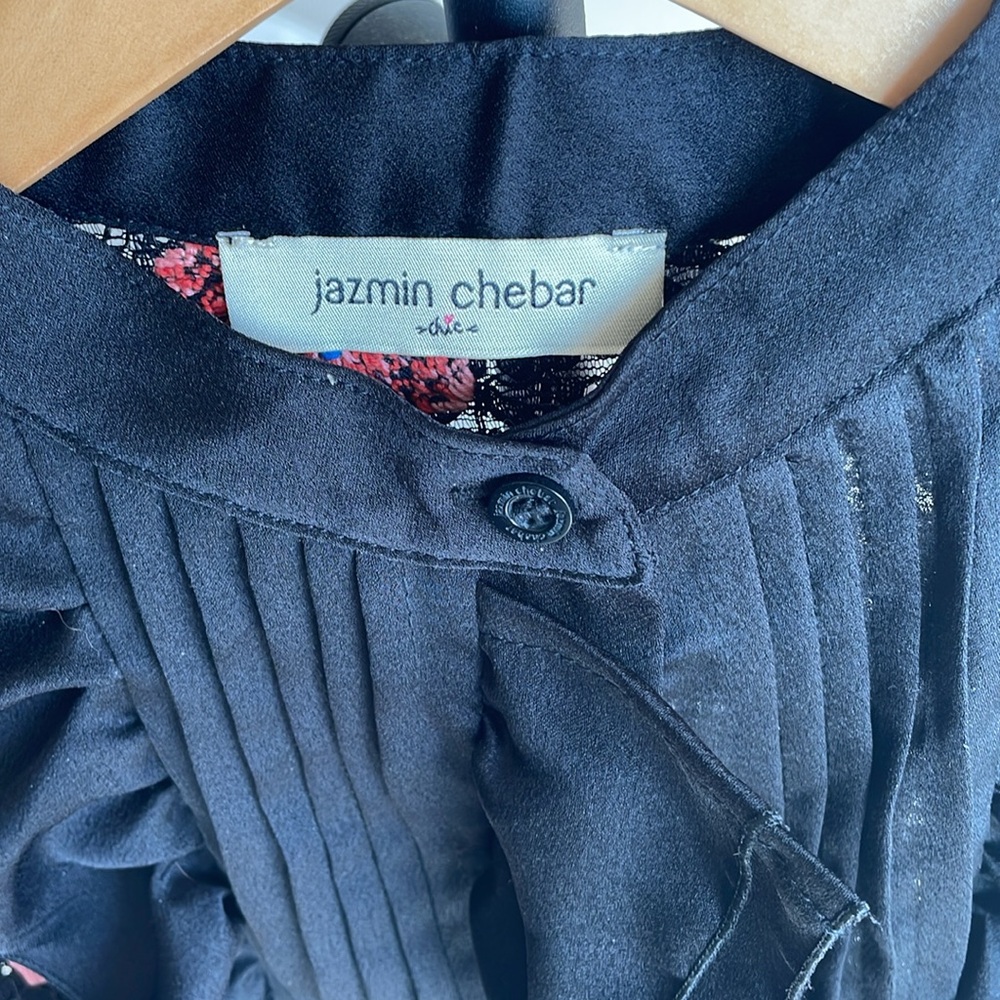 This shirt is very different from the common shirts . - Picture 8 of 10